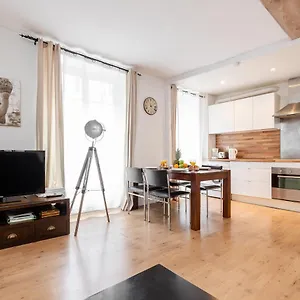 Apartment Rue Cler - Eiffel Tower, Paris